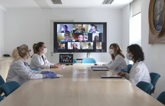 Left to right: Patricia Fanlo (Internal Medicine, CHN), Ruth García and Eva Zalba (Navarrabiomed) and Beatriz Larrayoz (Pharmacy, CHN) at a video conference meeting with the centers participating in the clinical trial.