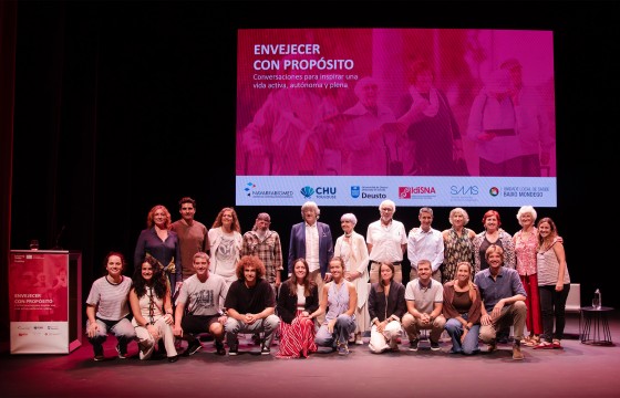 Encuentro “Envejecer con propósito”. Foto de grupo del equipo PreDisc, Camino Oslé y las personas invitadas que participaron en la conversación sobre envejecimiento activo y propósito de vida.