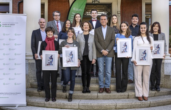 Foto de familia con representantes de AECC y personas beneficiarias. 