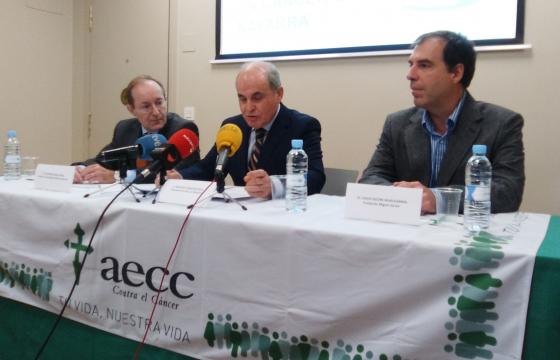 Rueda de prensa AECC Navarra. De izda. a dcha. Dr. Luis Montuenga, Francisco Arasanz y Dr. David Escors. 
