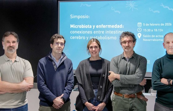 De izq. a dcha.: Javier Gómez-Arrue (director de Navarrabiomed), Rafael Valdés, Jaione Valle, Fermín Milagro e Iñigo Lasa (catedrático de la UPNA e investigador de Navarrabiomed).