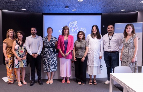 La vicepresidenta Ana Ollo junto a Ana Antoñanzas y Lydia González, entre otras personas que han promovido y participado en la jornada.  