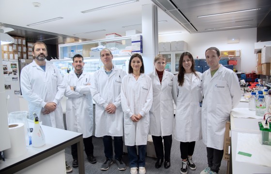 Equipo investigador de la Unidad de Oncoinmunología y del Servicio científico-técnico de Proteómica de Navarrabiomed que ha desarrollado el estudio. De izda. a dcha.: Enrique Santamaría, Joaquín Fernández, David Escors, Luisa Chocarro, Grazyna Kochan, Kar