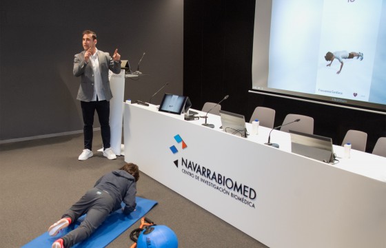 Antonio García-Hermoso, investigador principal de la Unidad de Investigación en Actividad Física Infanto-Juvenil de Navarrabiomed, presenta la aplicación Diactive-1 junto a un niño mientras realiza ejercicio físico con la app.