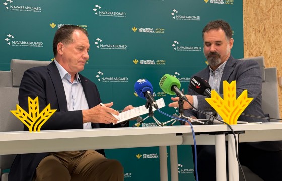 Firma del convenio entre Caja Rural de Navarra y Navarrabiomed. 