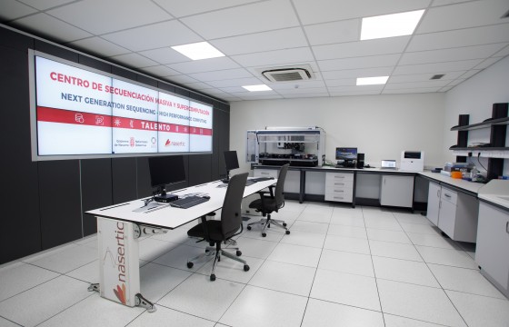 Centro de Secuenciación Masiva, con el  secuenciador Illumina NovaSeq6000 en primer plano