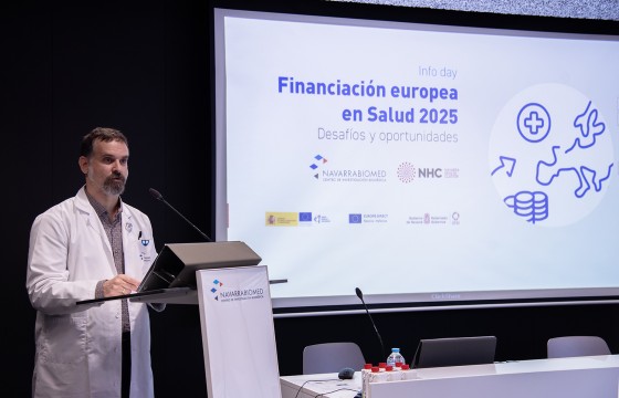 Javier Gómez-Arrue durante la bienvenida al público asistente.